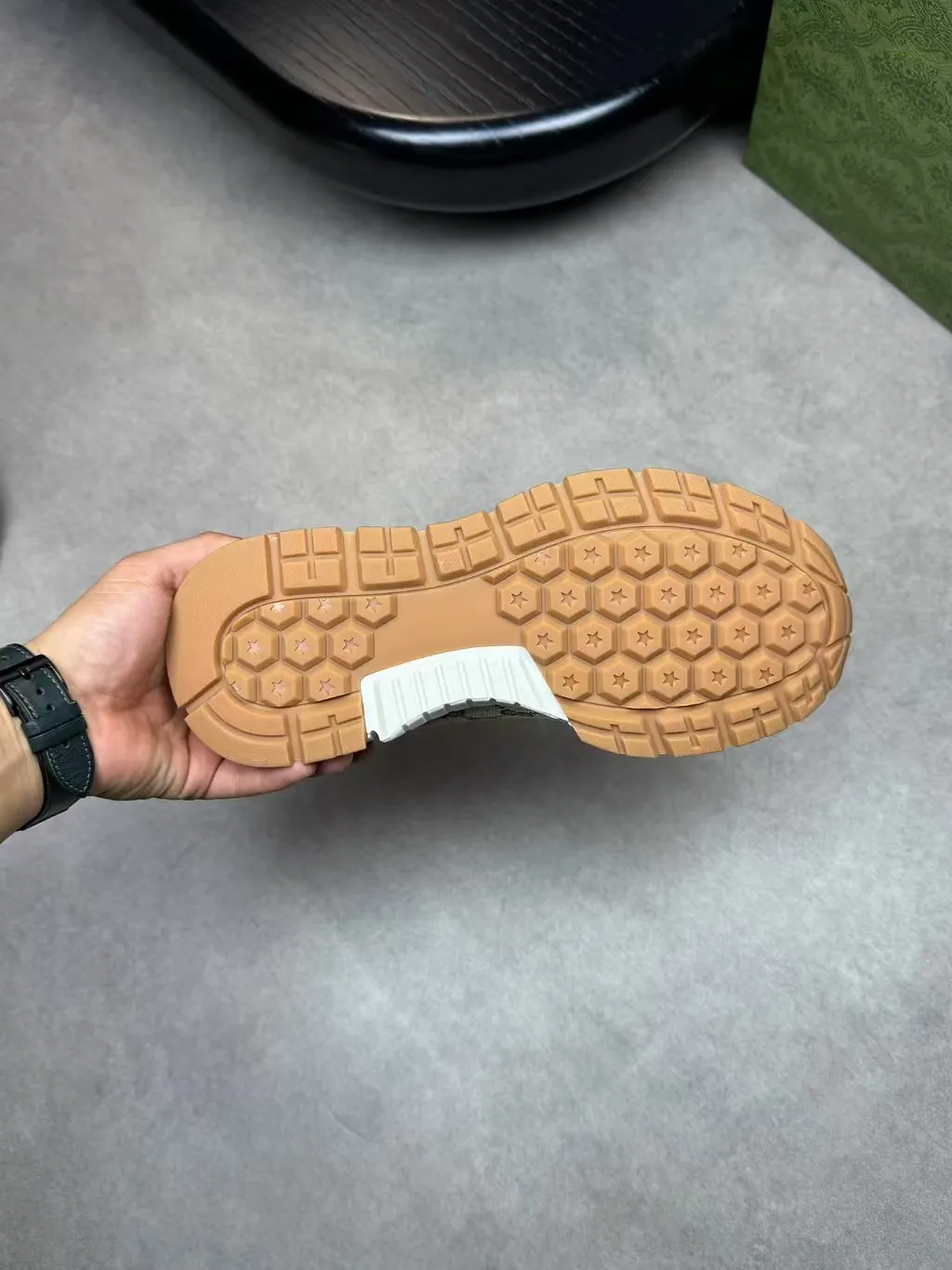 P460 new men's shoes GUCCI [Lightning] latest shoes are shipped. Original quality, fashionable, special materials, sheepskin lining, new packaging. The foot feels super comfortable and the workmanship is impeccable. Size: 38-45